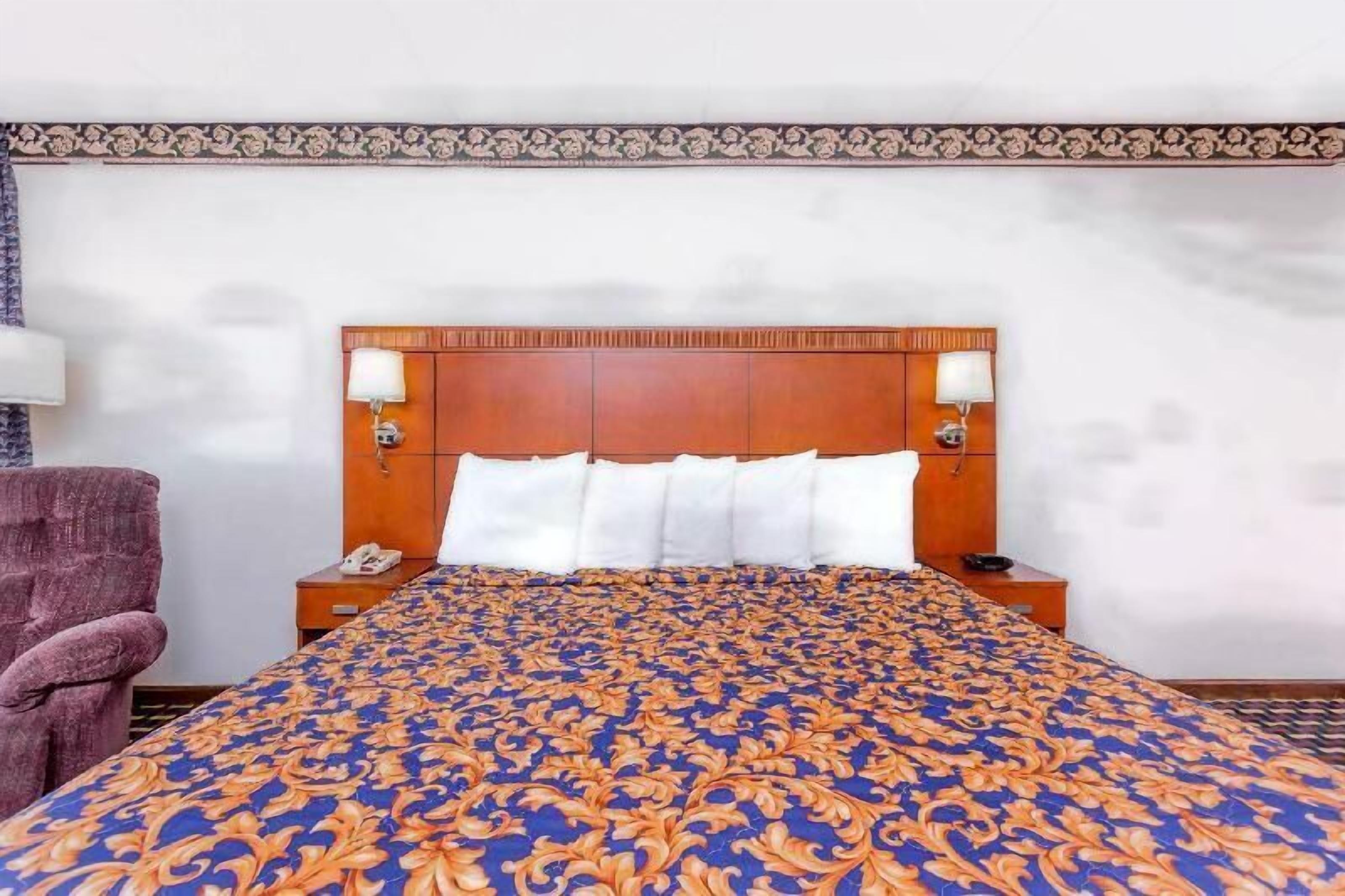 مكتب وواي فاي مجانًا وملاءات أسرّة