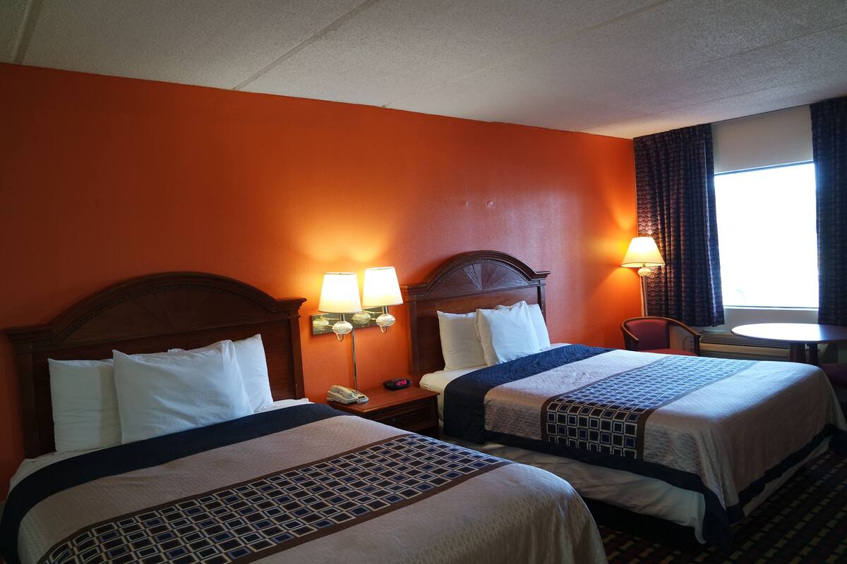 Meja kerja, Wi-Fi gratis, dan seprai linen