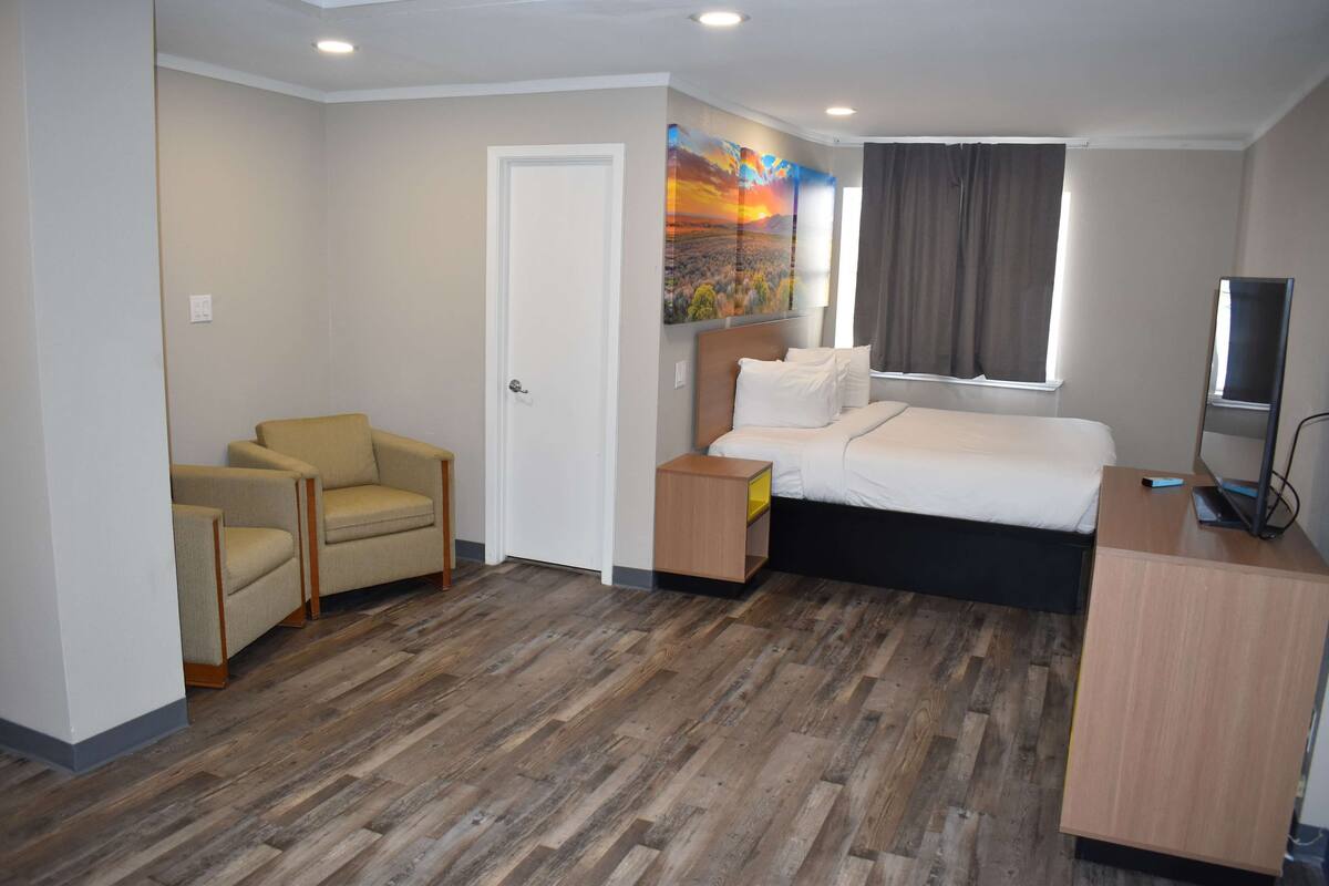 Studio Suite, 1 Tempat Tidur King, Bebas Asap Rokok | Brankas, meja kerja, setrika/meja setrika, dan tempat tidur bayi gratis