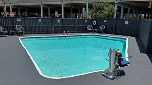 Una piscina con una silla de salvavidas y un elevador de piscina.