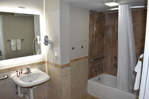 Amenidades de baño gratuitas, secadora de cabello, toallas 