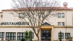 A building with a sign reading "RESTAURANTE" and a large glass entrance. - Flag Hotel Guimaraes Fafe (Fafe)