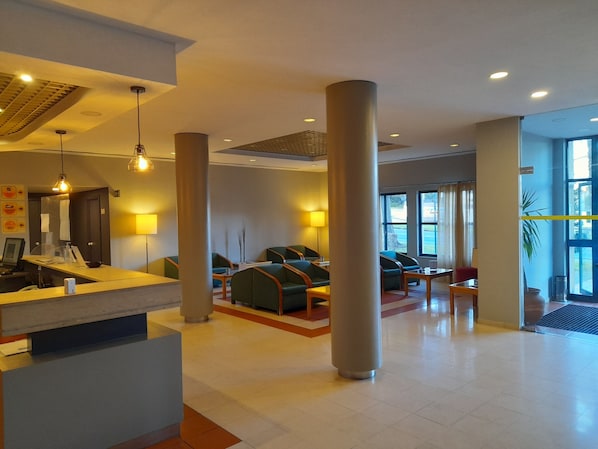 32-inch LED TV with cable channels, TV