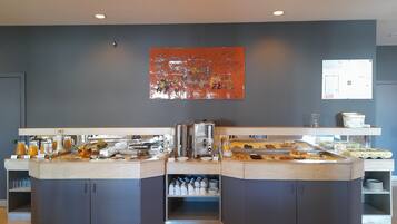 Desayuno buffet diario (EUR 9 por persona)