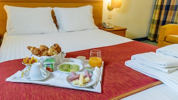 Desk, blackout drapes, soundproofing, free WiFi