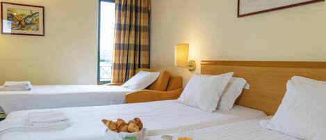 Schreibtisch, Verdunkelungsvorhänge, schallisolierte Zimmer