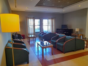 Een 32-inch ledtelevisie met kabelzenders en televisie