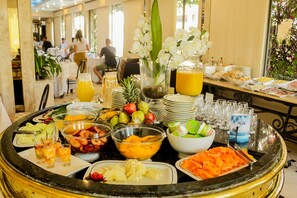 Café da manhã com buffet grátis todos os dias
