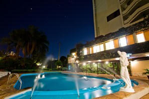 Outdoor pool, pool loungers