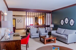 Minibar, in-room safe, individually decorated, individually furnished - Nobile Suites Excelsior Asuncion (Asunción)