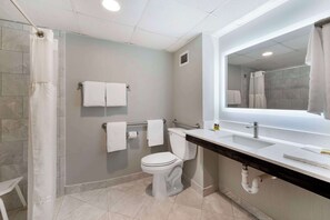 Suihkun ja ammeen yhdistelmä, ilmaiset hygieniatuotteet, hiustenkuivaaja