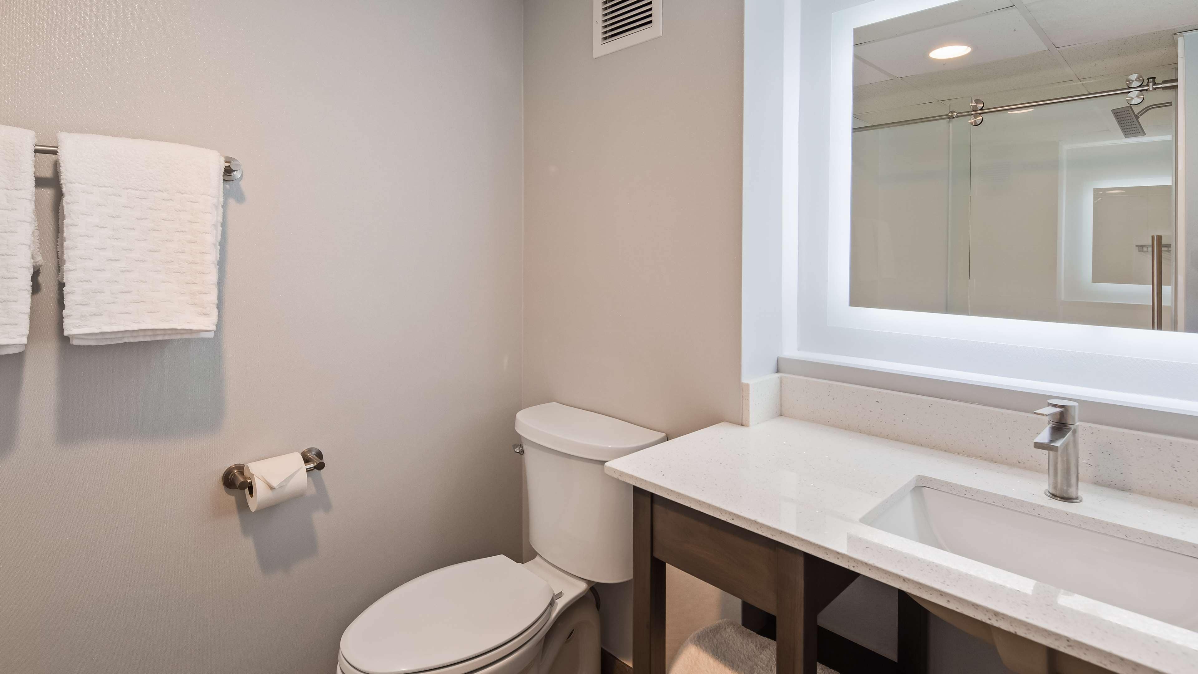 combined shower/bathtub, free toiletries, hair dryer, towels