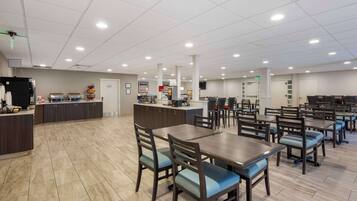 Desayuno completo gratuito y diario