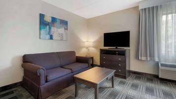 Suíte, 1 cama King, para não fumantes, cozinha americana (Separate Living Room) | Roupas de cama premium, escrivaninha, espaço de trabalho para notebook