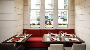 朝食、ランチ、ディナーに営業