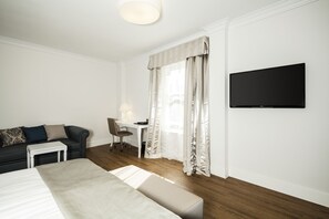 ميني بار وخزنة داخل الغرفة ومكتب ومكواة/لوح كي