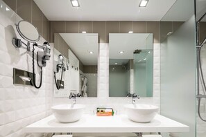 Suite | Baño | Tina con regadera, amenidades de baño gratuitas, secadora de cabello 