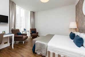 Minibar, in-room safe, desk, iron/ironing board - Harrington Hall Hotel (London)