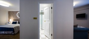 Suite | Minibar, in-room safe, desk, iron/ironing board - Harrington Hall Hotel (London)