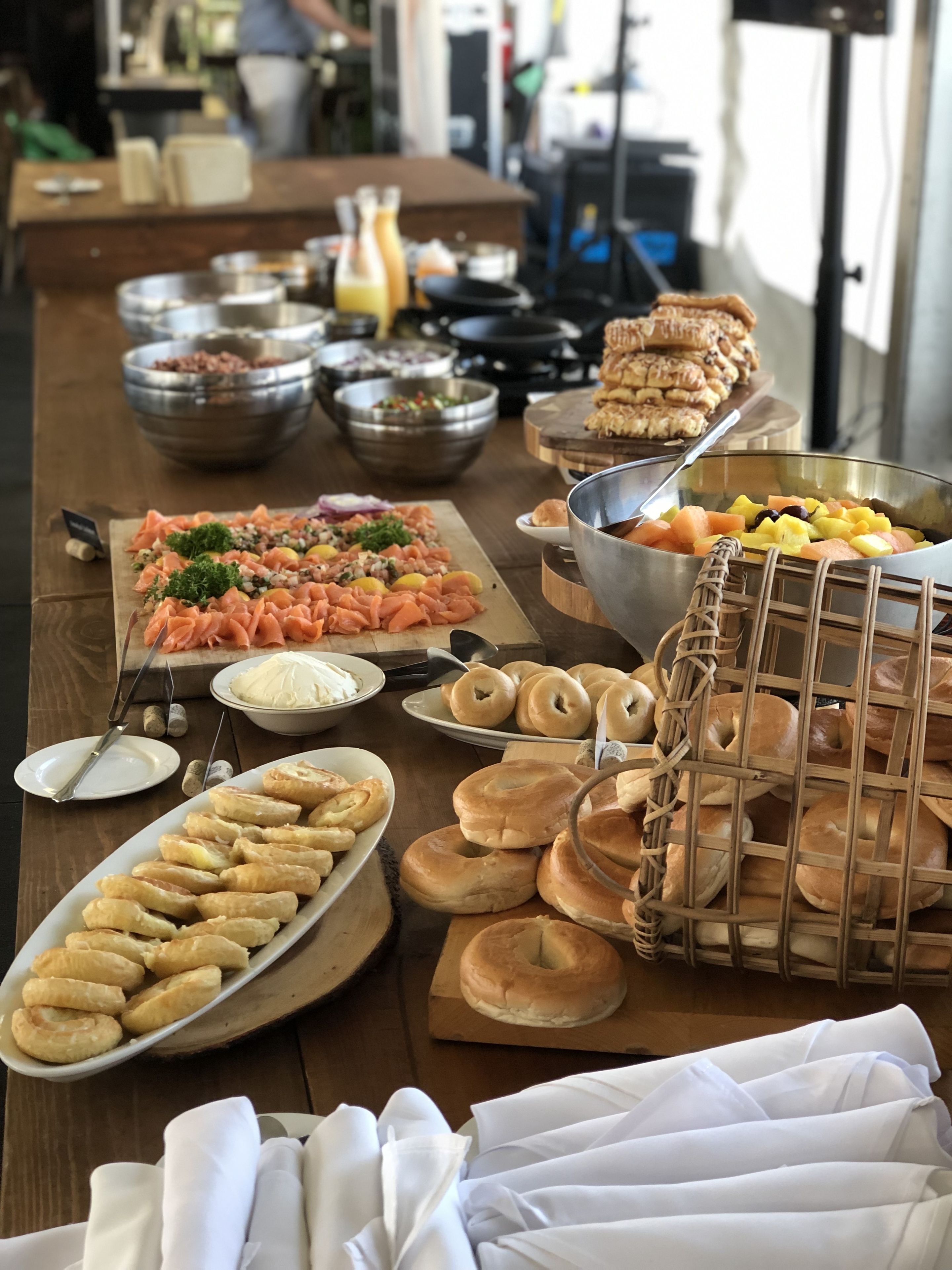 Una mesa de buffet con diversos alimentos, como pasteles, frutas y carnes.