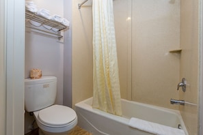 Combined shower/bathtub, hair dryer, towels