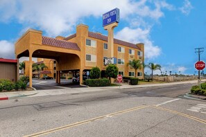 Property entrance - Buena Vista Inn (Anaheim)