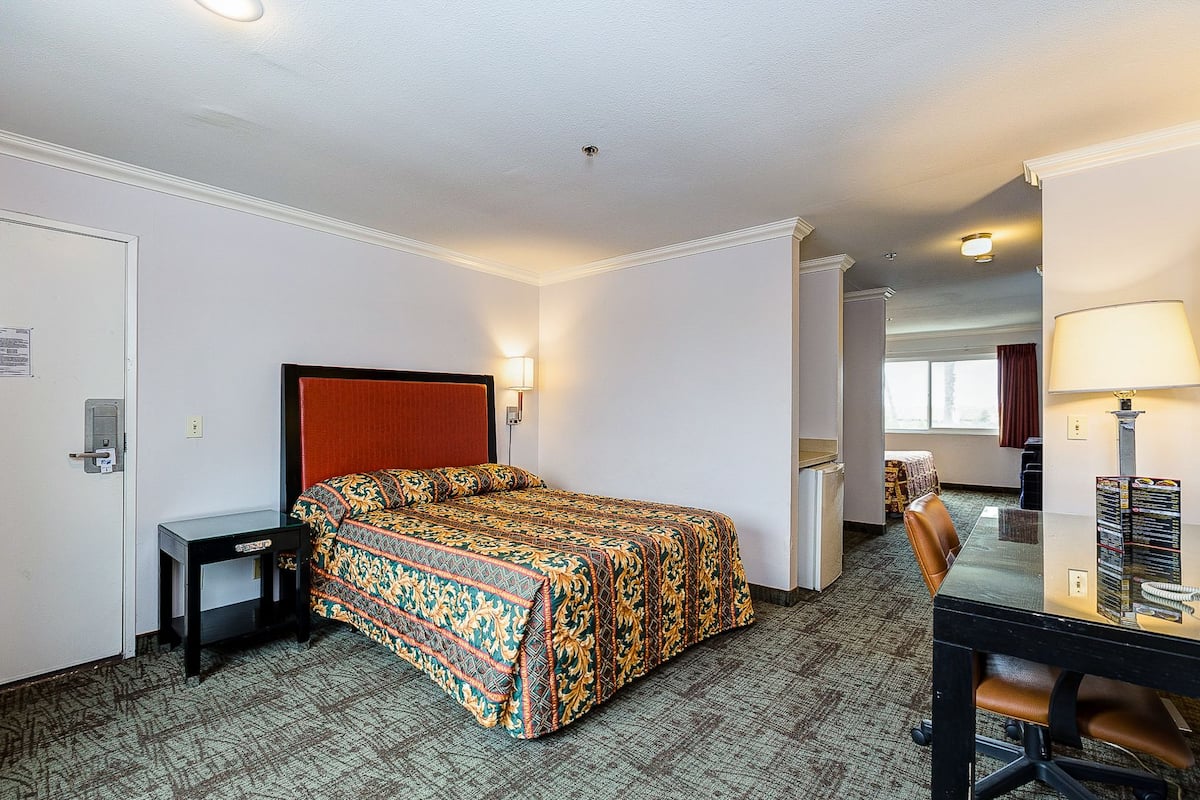 Deluxe-rum - 2 queensize-sängar | Skrivbord, strykjärn/strykbräda, gratis wi-fi och sängkläder