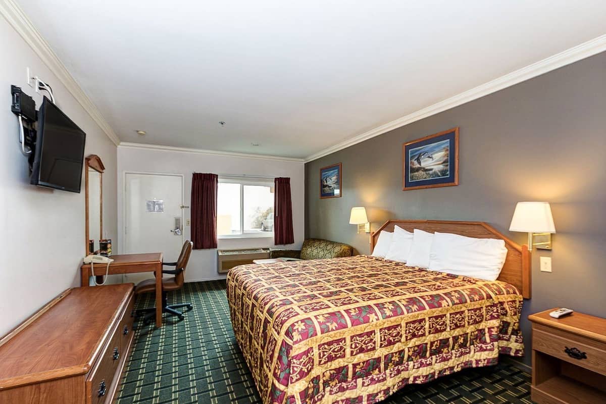 Desk, iron/ironing board, WiFi (free), bed sheets