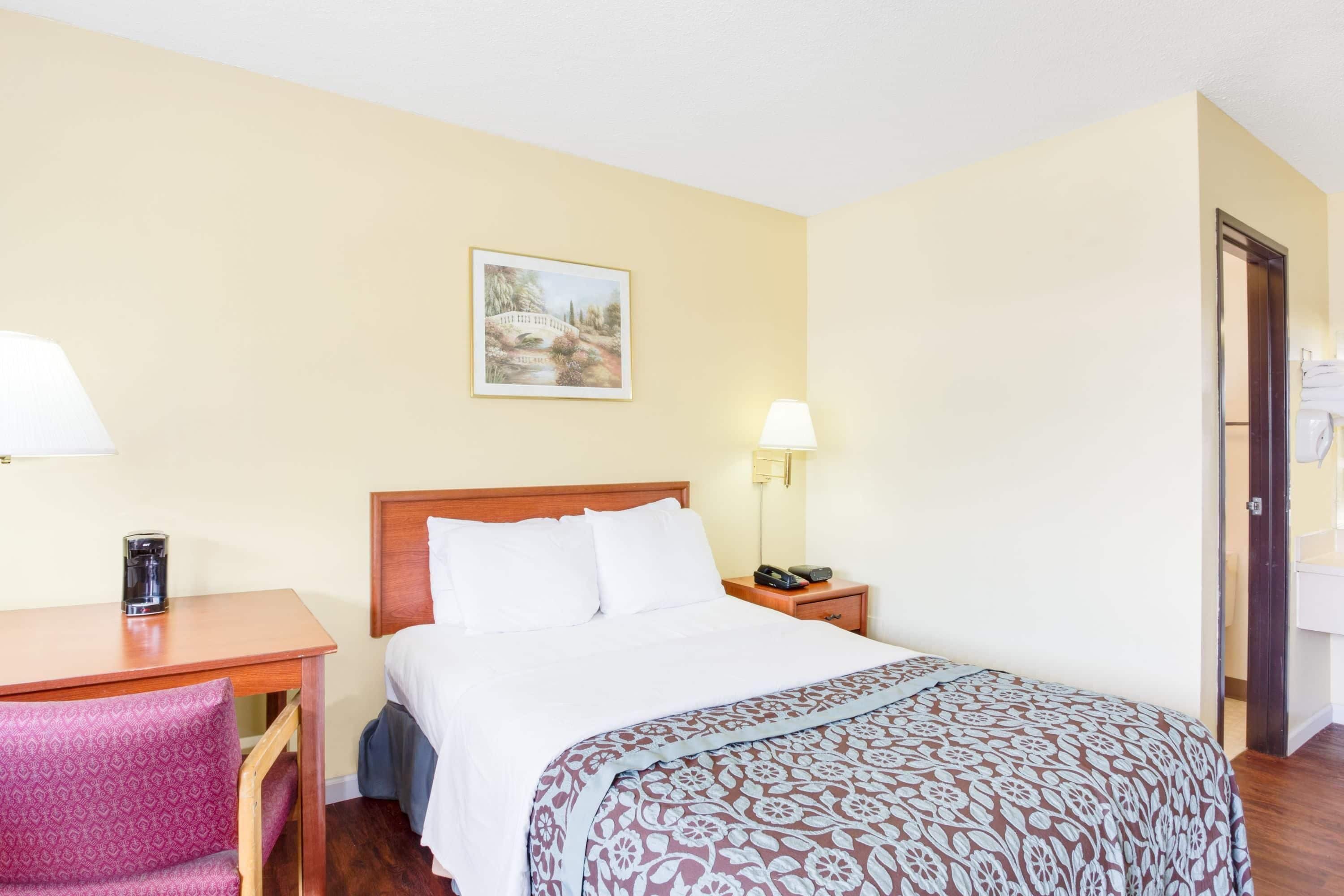 Queen Bedroom | Soundproofing, iron/ironing board, WiFi (free), bed sheets