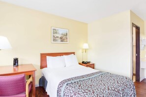 Queen Bedroom | Soundproofing, iron/ironing board, WiFi (free), bed sheets - Days Inn by Wyndham Athens (Athens)