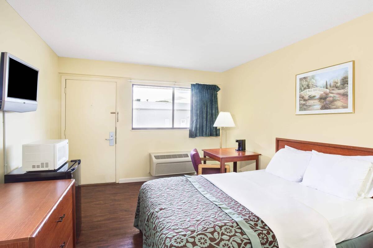Queen Bedroom | Soundproofing, iron/ironing board, WiFi (free), bed sheets