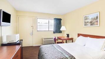 Queen Bedroom | Soundproofing, iron/ironing board, WiFi (free), bed sheets