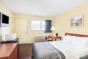 Queen Bedroom | Soundproofing, iron/ironing board, WiFi (free), bed sheets