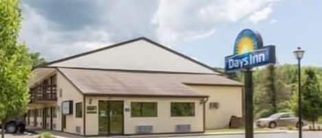 A Days Inn building with a single-story structure, a flat roof, and a visible parking area.