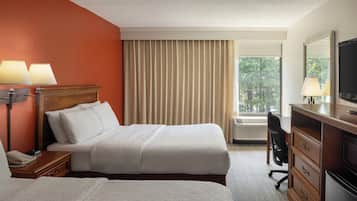Standaard kamer, 2 queensize bedden | Een kluis op de kamer, een bureau, een laptopwerkplek