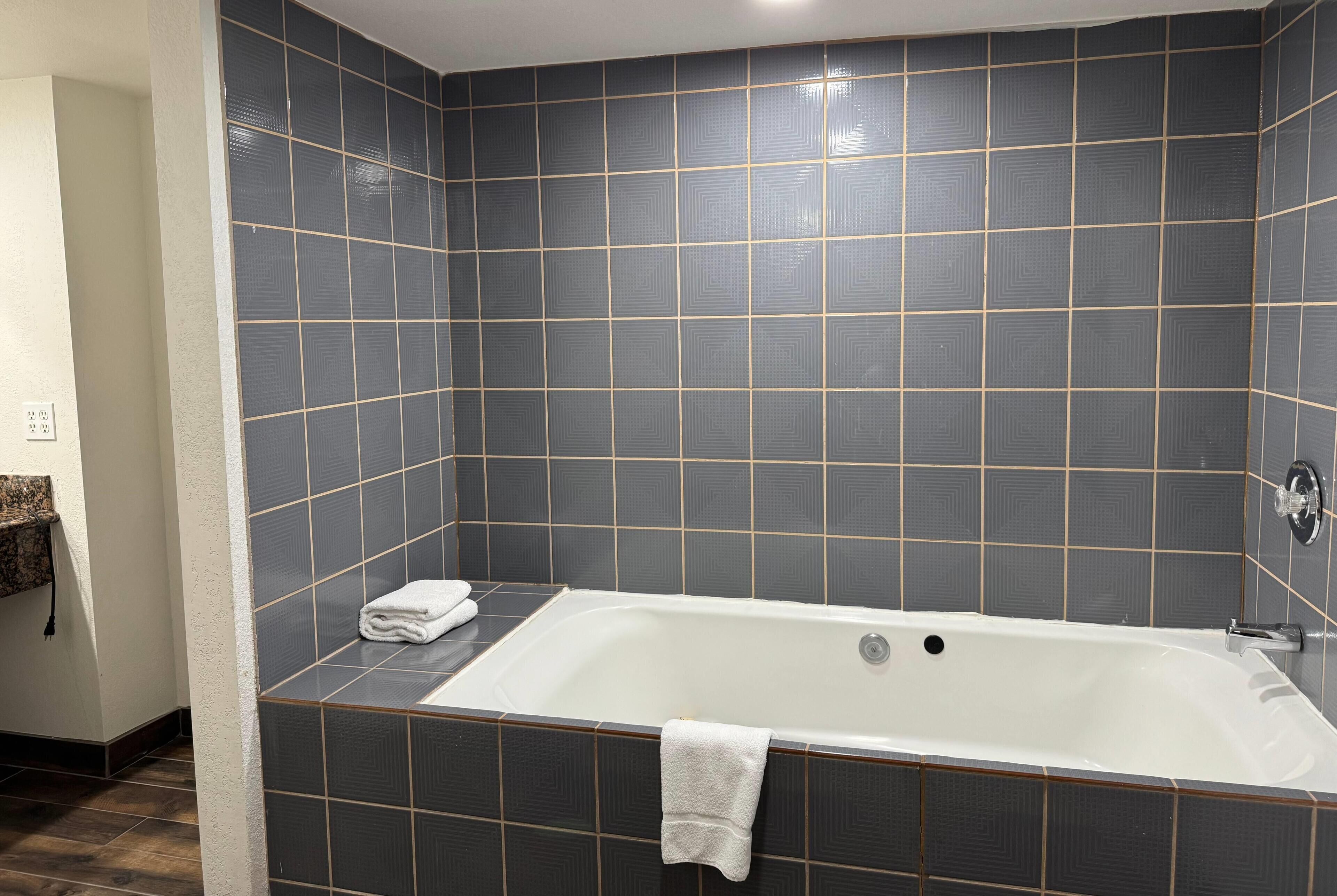 Ensemble douche/baignoire, articles de toilette gratuits, sèche-cheveux