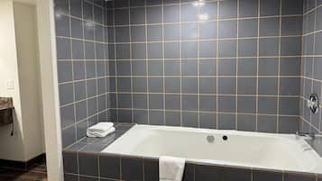 Ensemble douche/baignoire, articles de toilette gratuits, sèche-cheveux