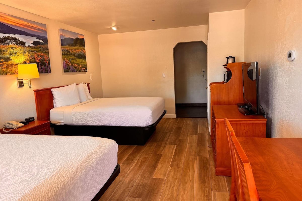 Standard-huone, 2 keskisuurta parisänkyä | Työpöytä, kannettavalle tietokoneelle sopiva työtila, pimennysverhot