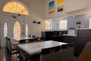 Dining - Days Inn by Wyndham Bishop (Bishop)