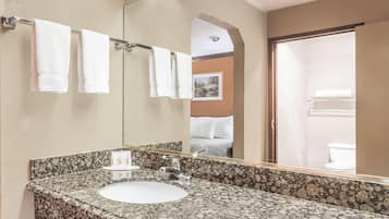 Combined shower/bathtub, free toiletries, hair dryer, towels