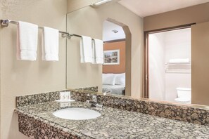 Combined shower/tub, free toiletries, hair dryer, towels - Days Inn by Wyndham Bishop (Bishop)