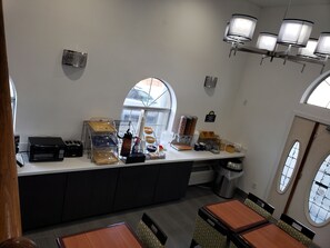 Free daily on-the-go breakfast - Days Inn by Wyndham Bishop (Bishop)