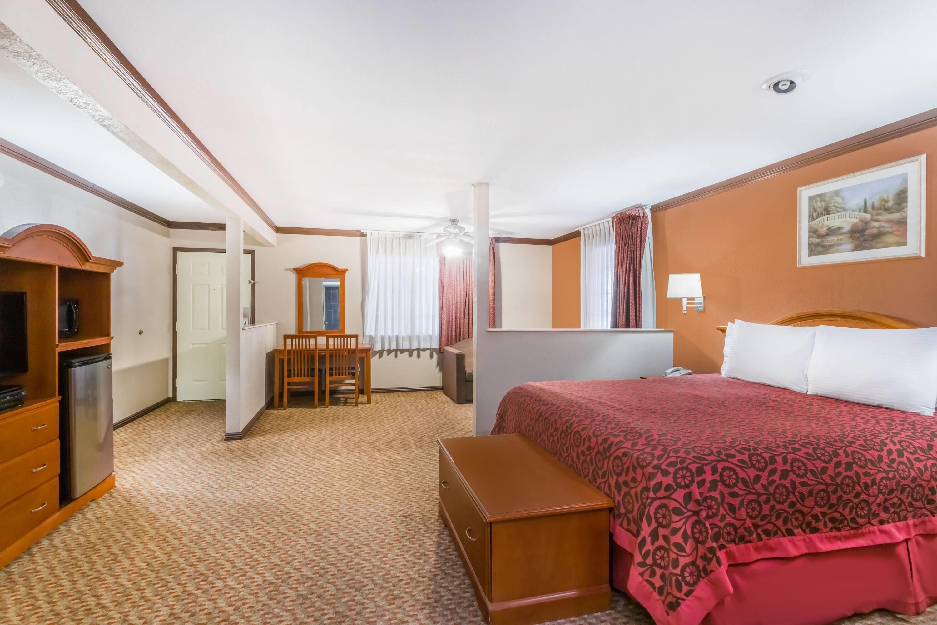 华丽开间套房, 1 张特大床和 1 张沙发床, 无烟房 | 办公桌、笔记本电脑工作区、遮光窗帘、熨斗/熨衣板