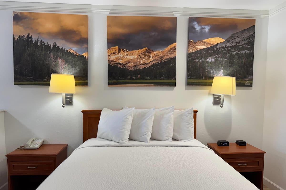 Työpöytä, kannettavalle tietokoneelle sopiva työtila, pimennysverhot