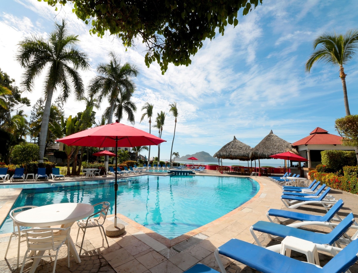 Alberca al aire libre y camastros