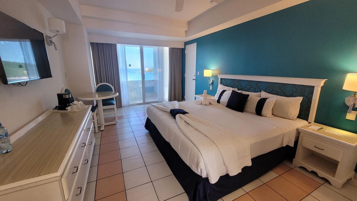 Junior Suite, 1 King Bed | Caja de seguridad en la habitación y tabla de planchar con plancha