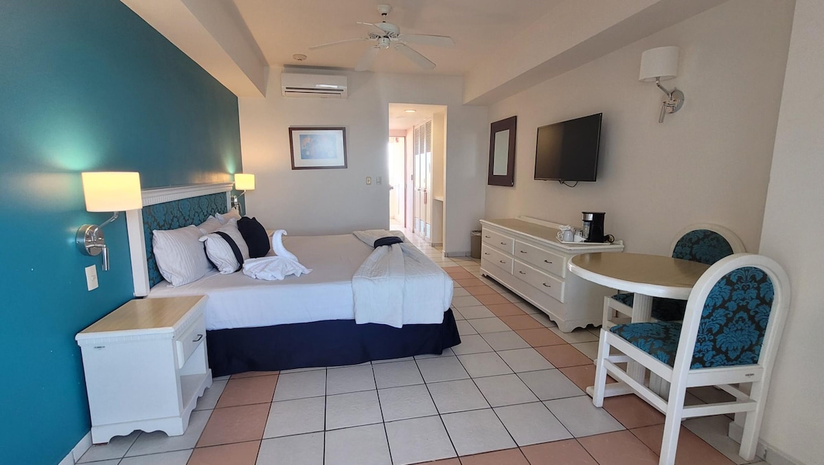 Junior Suite, 1 King Bed | Caja de seguridad en la habitación y tabla de planchar con plancha