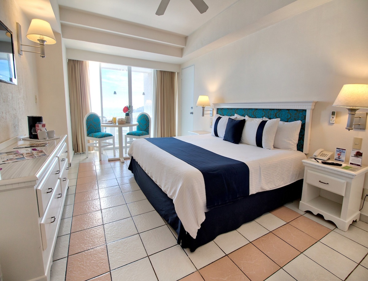 Caja de seguridad en la habitación y tabla de planchar con plancha