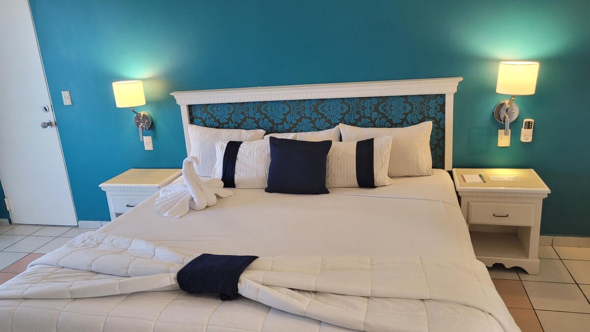 Junior Suite, 1 King Bed | Caja de seguridad en la habitación y tabla de planchar con plancha