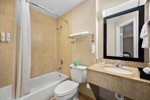 Combined shower/bathtub, eco-friendly toiletries, hair dryer, towels - Quality Inn Fort Myers Cape Coral (Fort Myers)